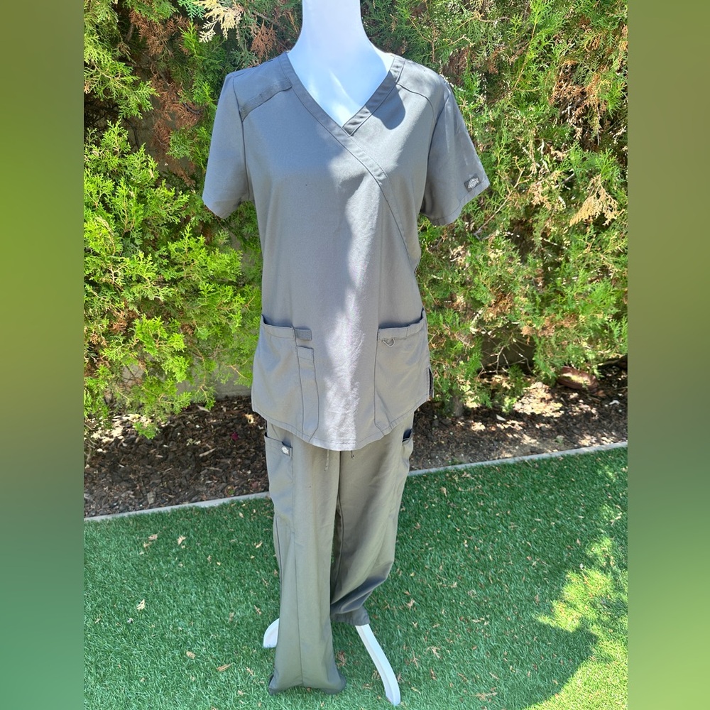 Dickies Women's Stretch V-Neck 2 Piece Gray Medical Scrub Set size S